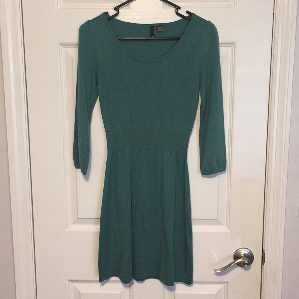 H and M green 3/4 length sleeve knit dress